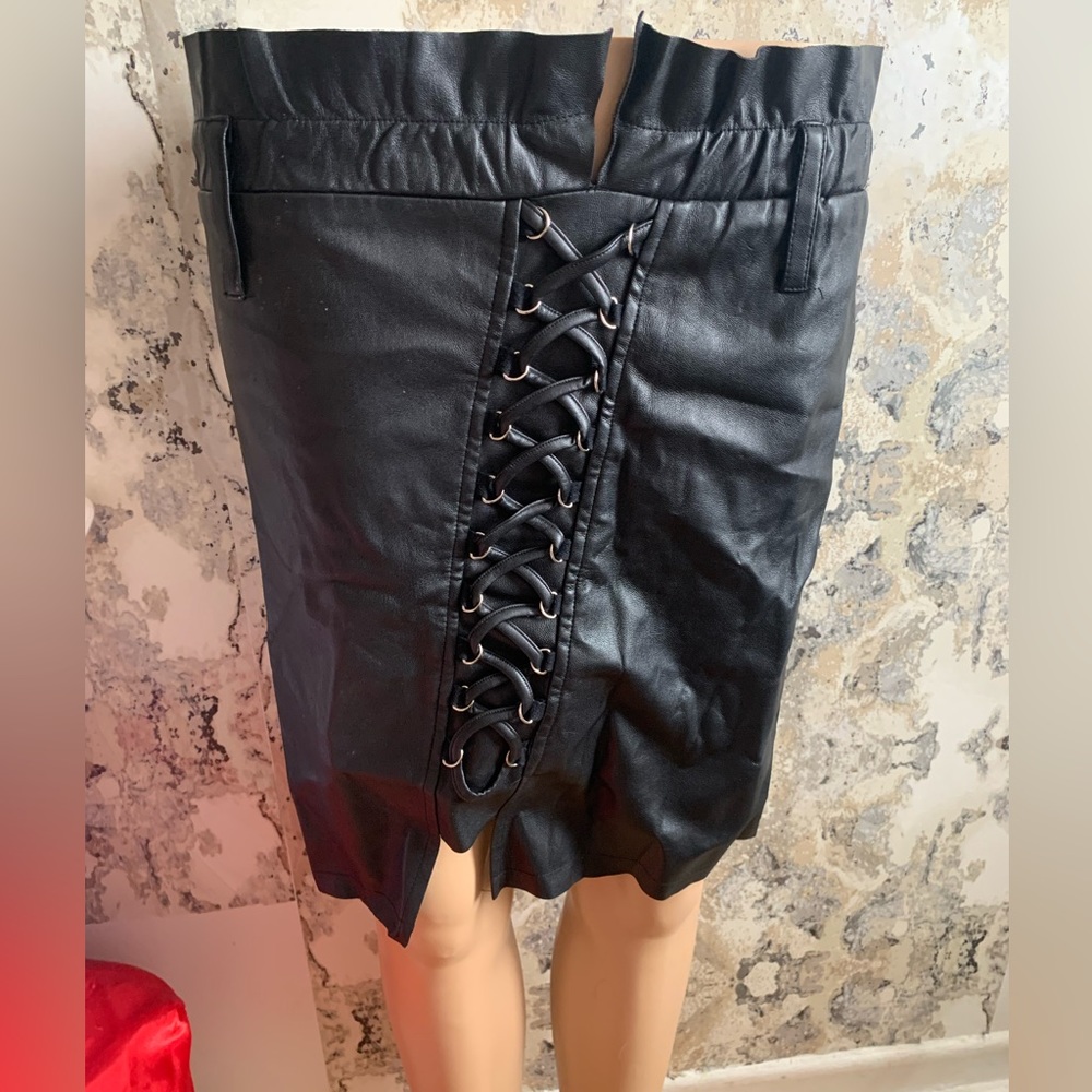 FAUX LEATHER CRISS CROSS SKIRT WITH OPTION TO ADD BELT